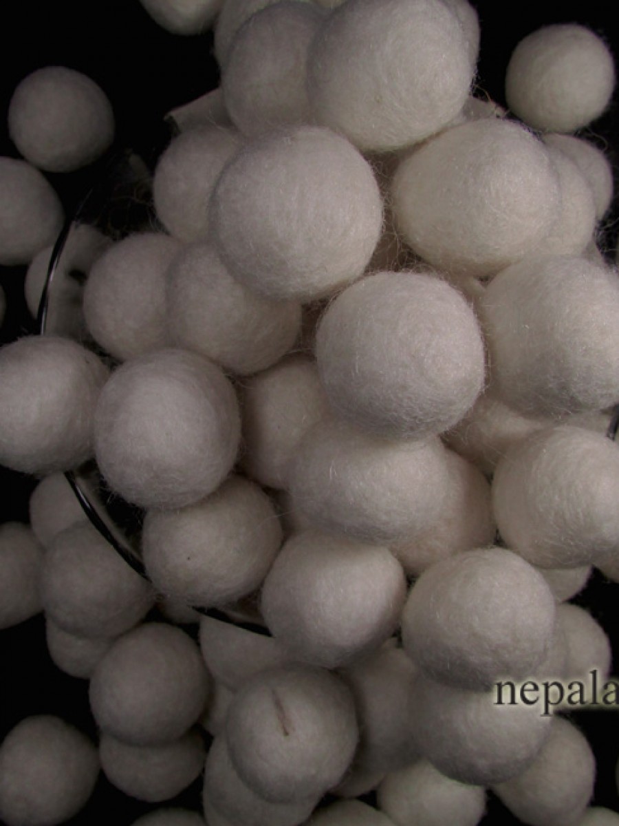 White color 2cm wool felt ball beads Nepal - F79